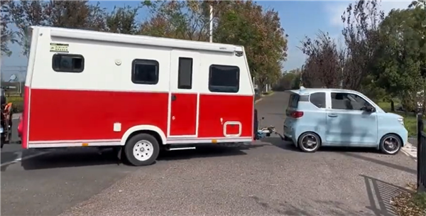 小马拉大车宏光miniev拖拽房车上路无牵引资质涉嫌违法