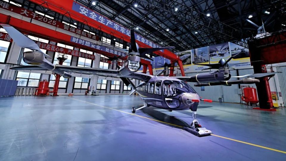 沃飞长空 AE200-100 首架机下线，纯电驱动载客 eVTOL_腾讯新闻