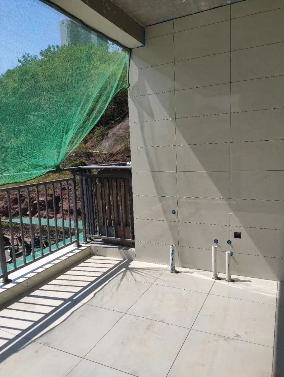 经历了雨季才知道阳台墙面贴瓷砖和刷乳胶漆的区别_腾讯新闻