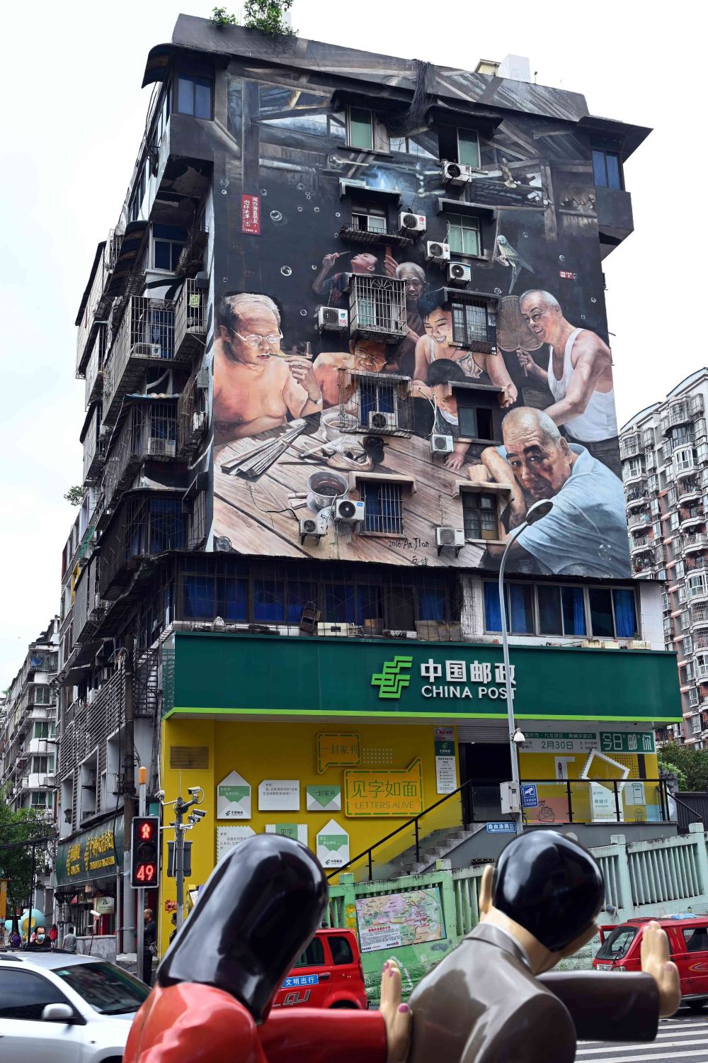 重庆九龙坡区黄桷坪涂鸦艺术街让人流连忘返