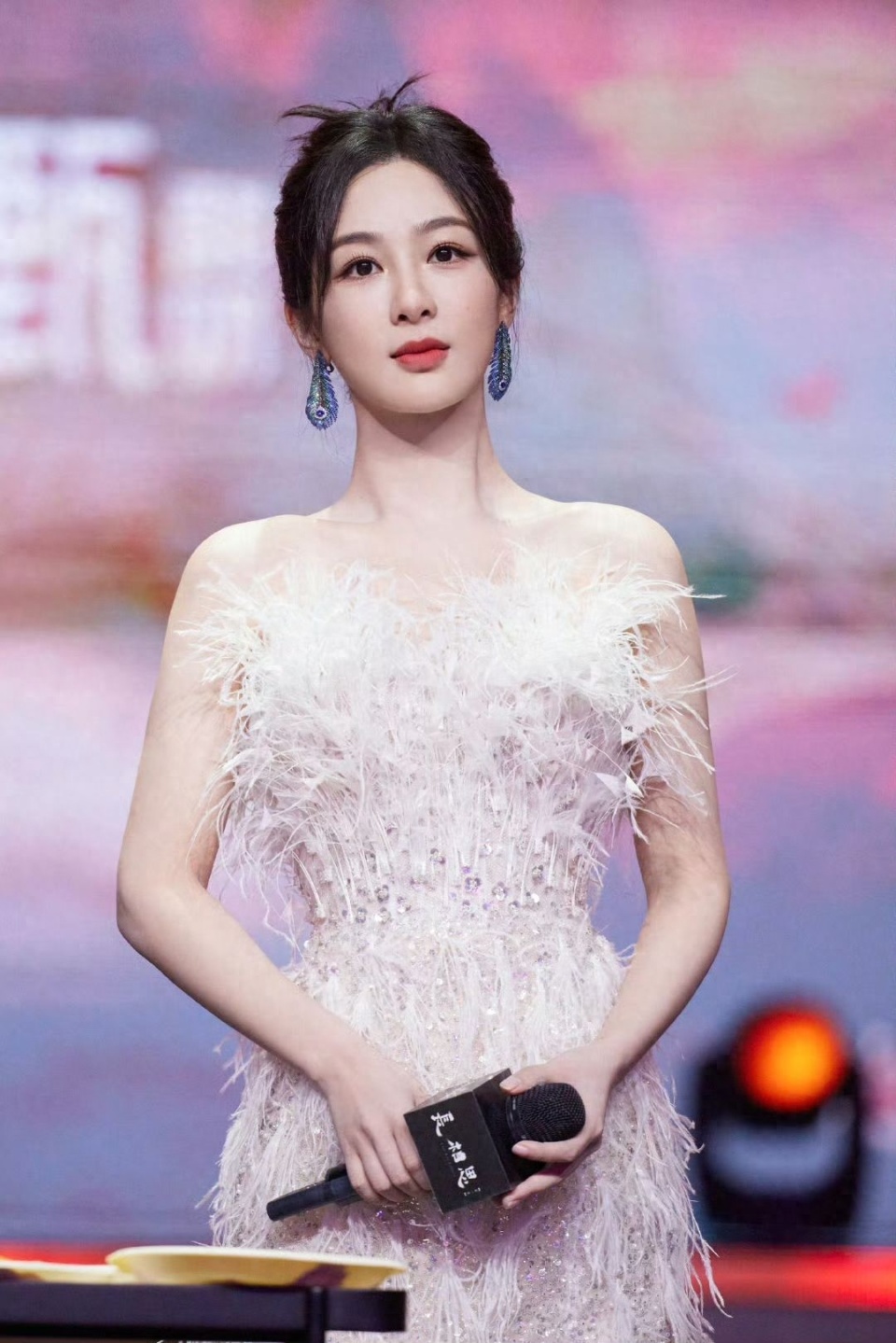 《长相思》演唱会被批拉胯,杨紫使出必杀技,檀健次姗姗来迟救场-腾讯