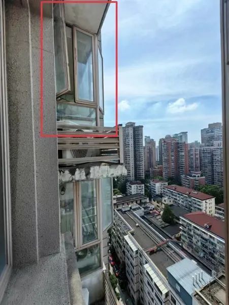 19楼窗外有异响?上海一居民发现空调外机上蹲着个陌生人_腾讯新闻