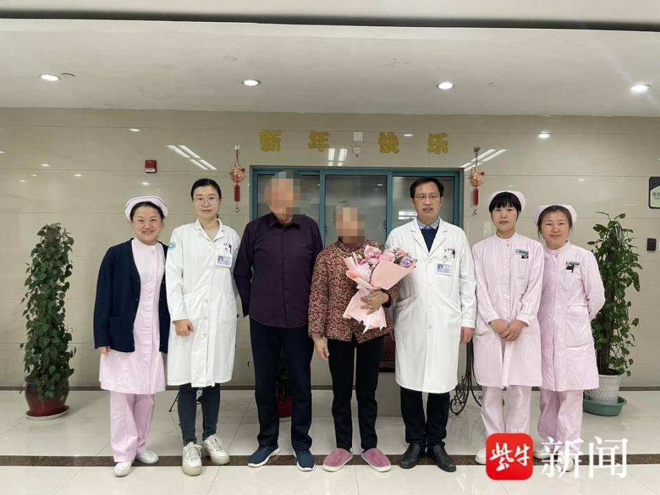 患者(左4)顺利出院徐医科院血液科胡亭钰护士长介绍,刘女士在整个治疗