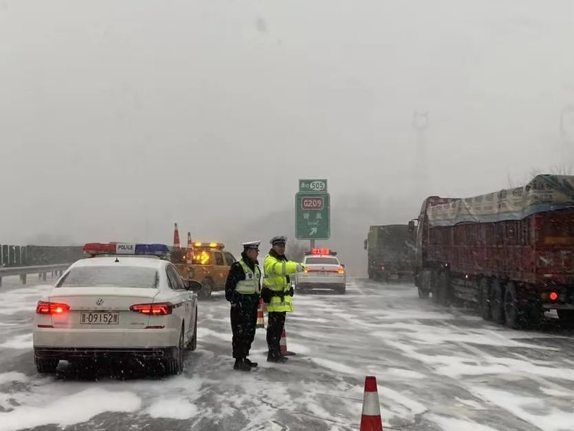 s40灵河高速繁大段:因降雪,代县北,繁峙西收费站入口禁止所有车辆驶入