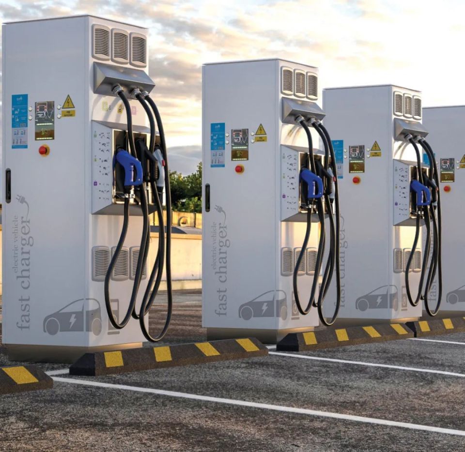 除了动力电池和高压平台,也要适配高功率的直流充电桩