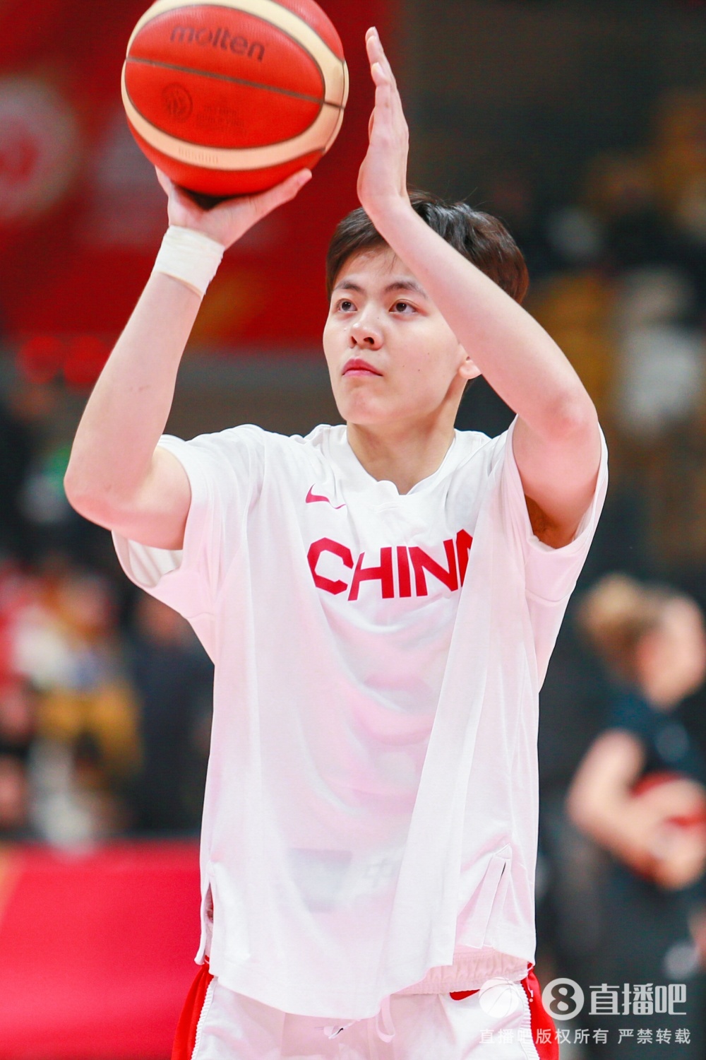 王思雨 杨舒予合计21中6&三分10投1中 各得8分