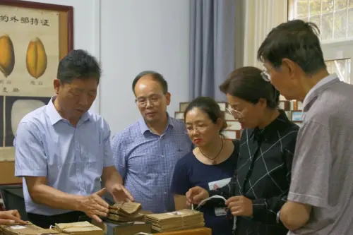 西北农林科技大学校友张国飞捐赠49件藏品献礼校庆