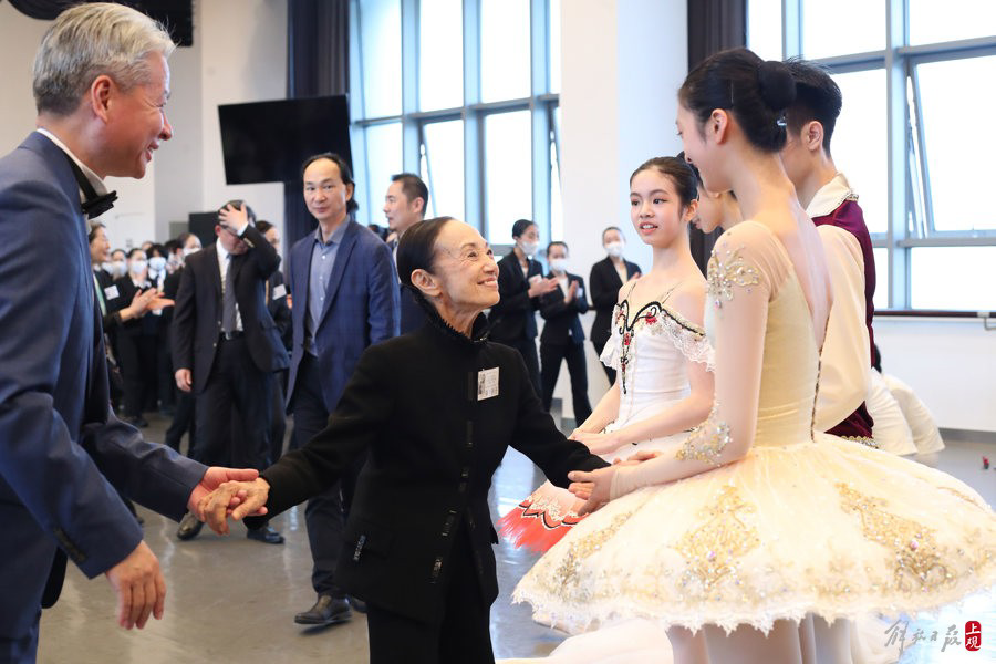 上午,日本松山芭蕾舞团青年代表团观摩上海市舞蹈学校学生的基训课和