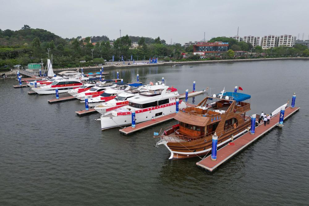 发展和人民消费水平的提高,游轮游艇正成为人民娱乐休闲的新的消费品