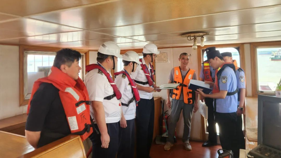 扬州局036月5日,镇江海事局联合长航公安,引航,通信管理,航道,港务