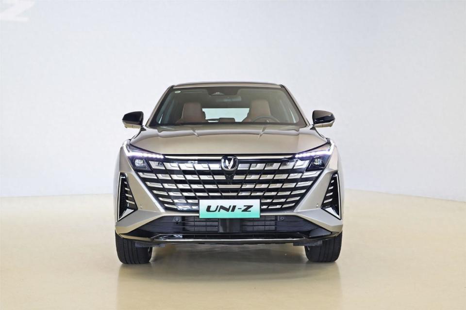 采用了更加夸张的鳞片式大嘴格栅,中央与当然是长安车标引出了贯穿式