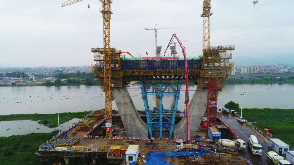双花初现京灶大桥北主塔下横梁浇筑完成