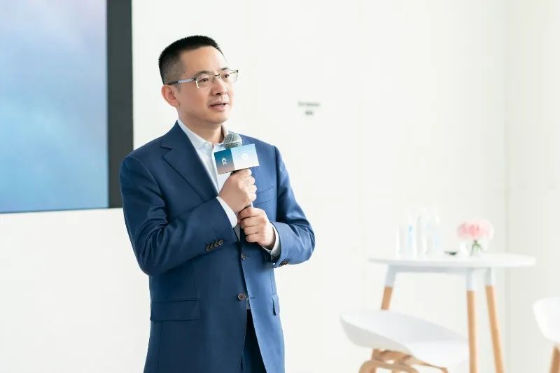 李斌说老大三岁了,老二 15 号见