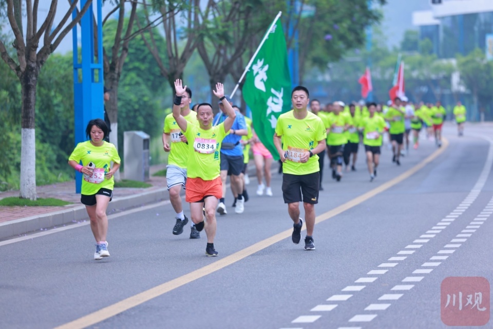 全国"村跑"在宜宾南溪长江第一湾鸣枪开跑  两箩筐奖品选手直呼拿不动