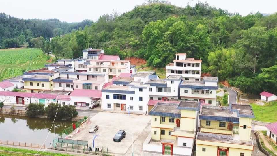 当前,南雄市乌迳镇移民村美丽家园项目正在进行外立面提升,驳岸修建等