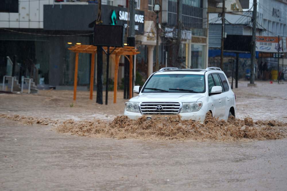 伊拉克北部遭暴雨洪水侵袭_腾讯新闻