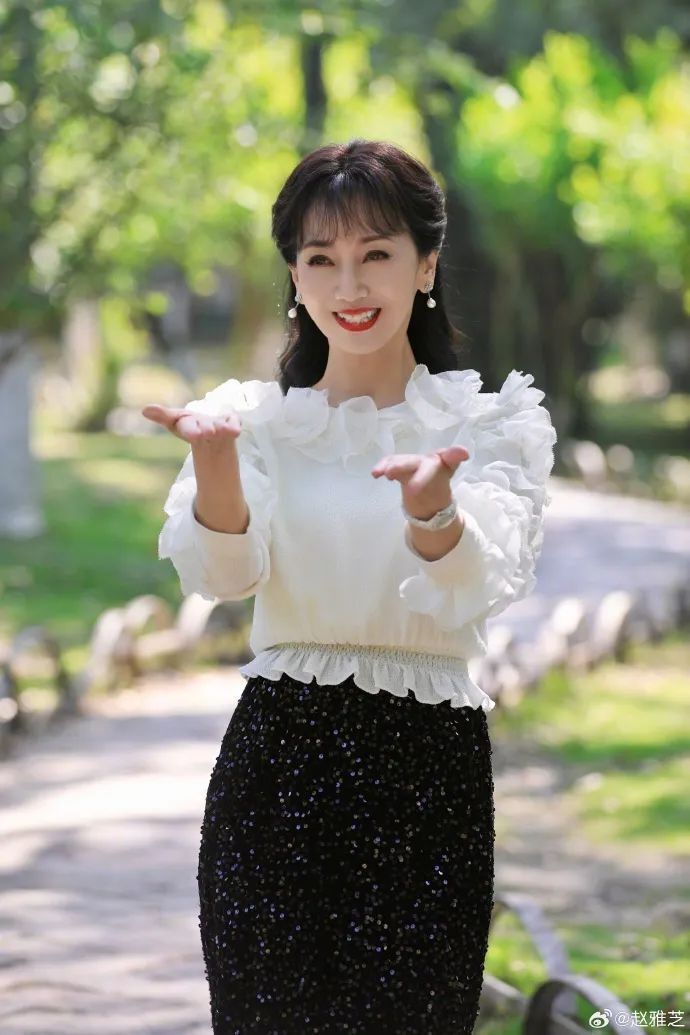 66岁陈美琪拍视频,美颜滤镜没有遮住颈纹手纹,网友:蛇妖也会老