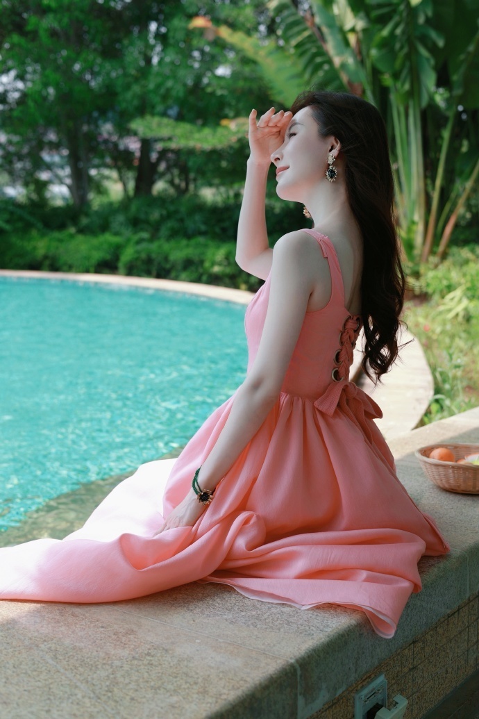 舒畅分享旅游美照,天赐身材和容颜惹人羡,笑容甜美宛如初恋