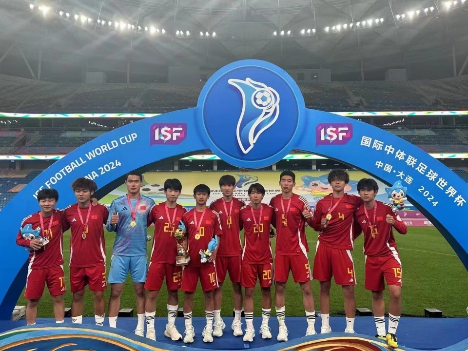 深圳翠园足球小将周星辉随国家队出征国际中体联足球世界杯夺冠