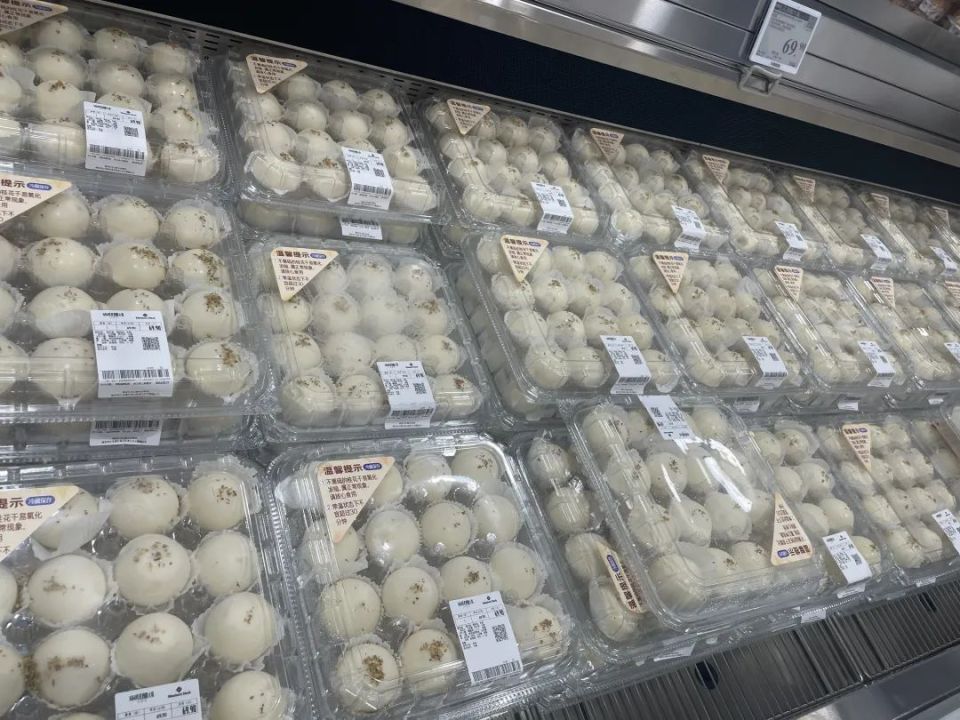 锐评君排队来到1楼,麻薯,烤鸡,提拉米苏,榴莲千层,牛排,小青柠汁