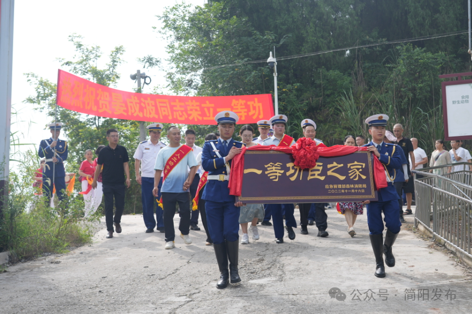 牌匾送到晏成波家中,与他和他的家人亲切交谈,感谢他们对应急救援工作