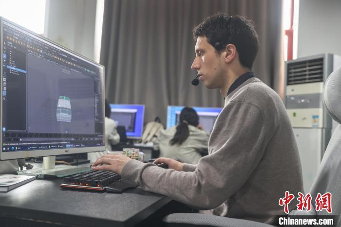 在南昌十余年的法国教师alex:见证中国发展 冀教好每位学生_腾讯新闻