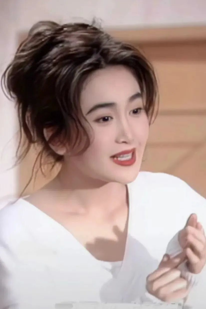 咱们妈妈辈谁没学过波姬小丝和李嘉欣呢?