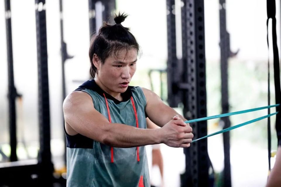 初二这一天,已经在ufc拿下3场胜利的傲日其楞在ufc格斗之夜236期中