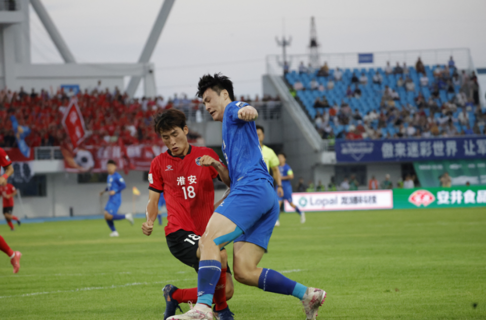 苏超连云港2-0淮安，现场26223人观赛，球迷：猴王手撕小龙虾