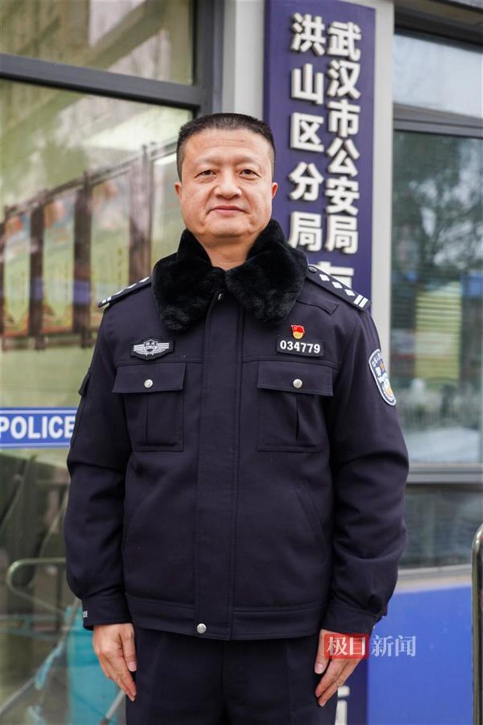 魏亚元对于如何走好从警之路,在19年前决定帮扶阿芳一家的时候,魏亚元