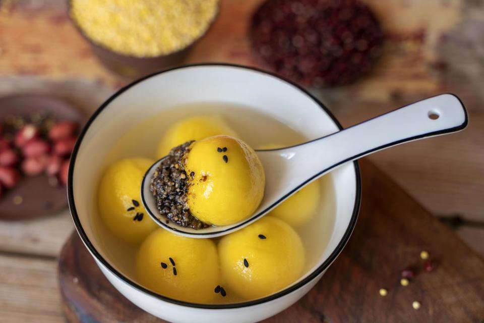 3粒黑芝麻馅汤圆等于半碗饭元宵节吃汤圆您可仔细数好了