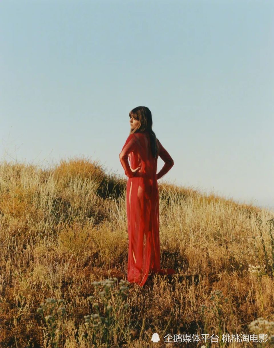 女星黛西·埃德加-琼斯全新杂志大片,文艺女孩行走山野动静皆宜