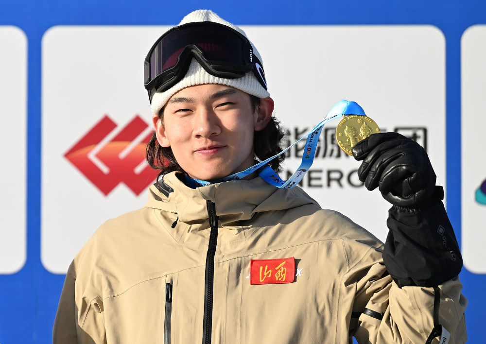 冬奥会苏翊鸣滑雪图片图片