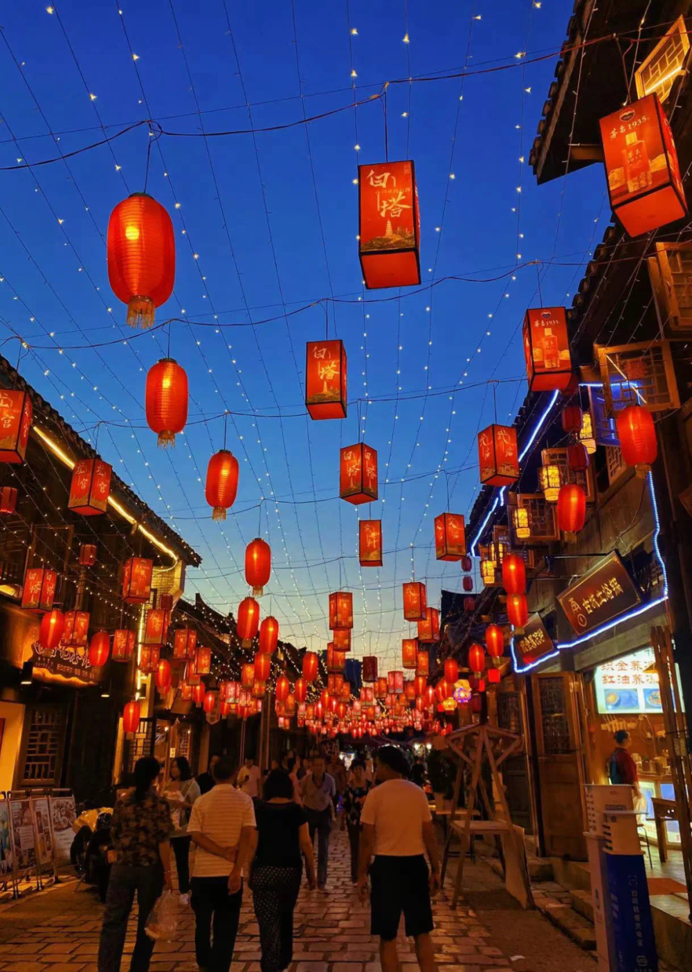 白日里的古朴静谧一到夜晚,安顺古城历史文化街区不夜古街安顺历史