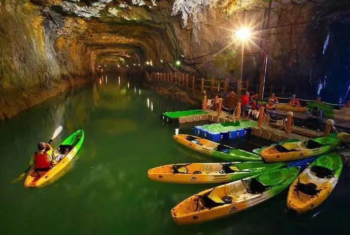 马祖列岛的主要港口,岛上以人文,军事古迹众多,还是观赏"蓝眼泪"的