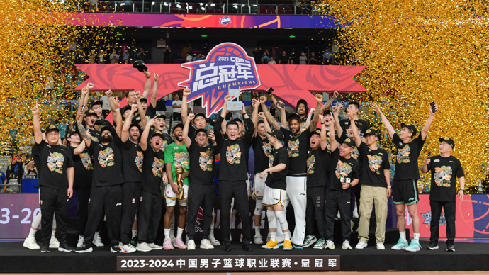 辽宁男篮的冠军狂欢还在继续,可中国男篮距离走出谷底还遥遥无期