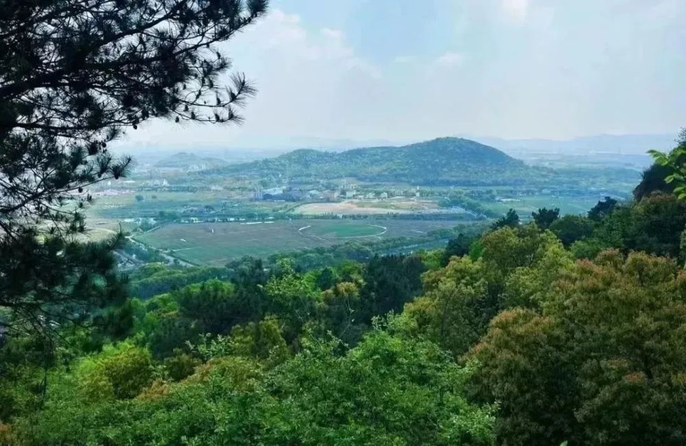 登上山顶,欣赏古火山的火山口以及狮子山等湖岛状山丘所形成的安阳山