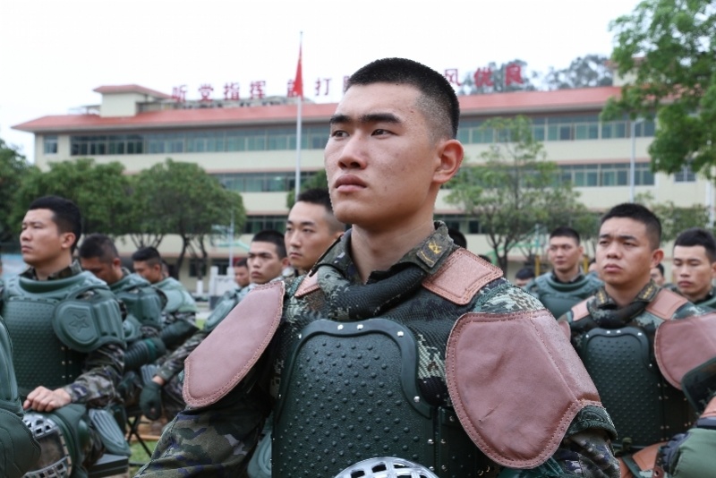 直击武警广州支队"刺杀"比武现场,有选手苦战5局获胜_腾讯新闻