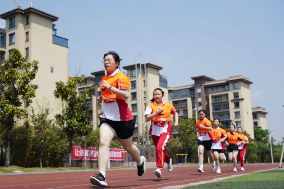 开测首日,记者来到双龙外国语学校看到,贵阳市第十六中学,贵阳市南明