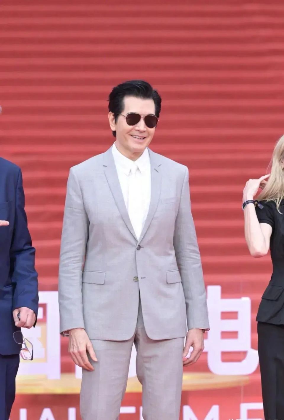 这一夜:66岁梁家辉一脸褶子,53岁闫妮腰线绝了,费翔碾压全场