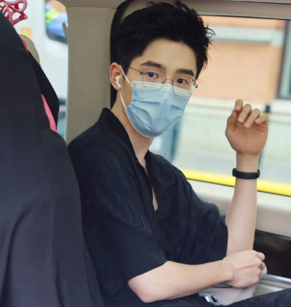 回顾张若昀唐艺昕婚礼,好闺蜜李沁做伴娘,马思纯当伴郎出尽风头