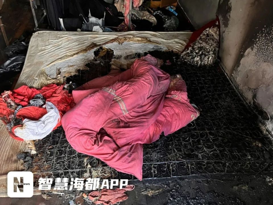 导致卧室起火留在家中的两个女儿因玩弄打火机杨先生与爱人出门工作