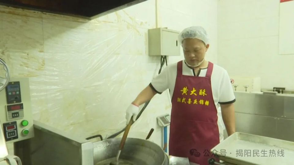 五一劳动节前夕,记者在揭东区锡场镇彬琪村黄大酥潮式喜庆锦糖的工厂