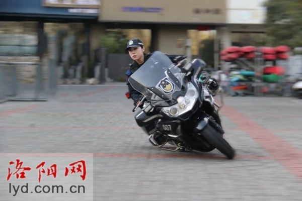 连日来,洛阳市公安局特警支队深入推进全警实战大练兵工