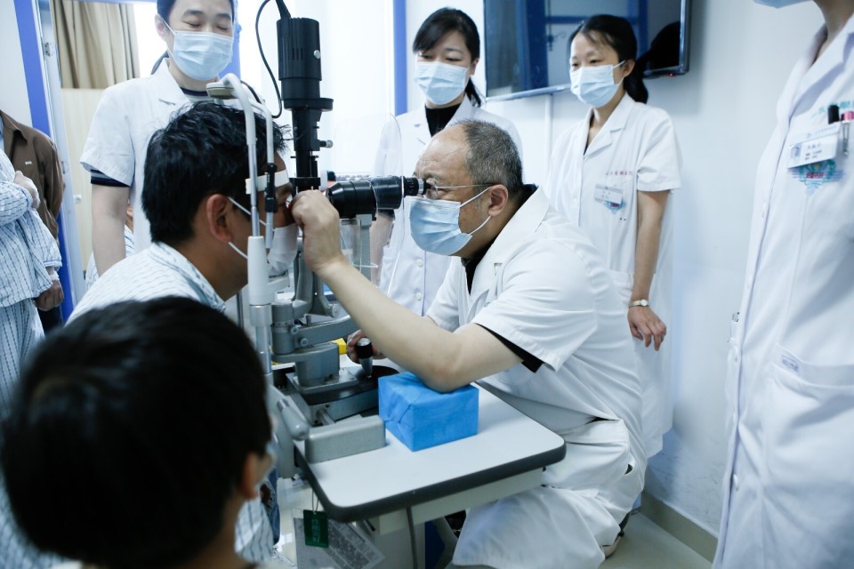 山一大附属眼科医院院长史伟云：消灭“可治角膜盲” ，复明每一位患者_腾讯新闻