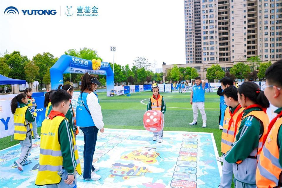 做游戏闯关打卡学习交通安全知识儿童交通安全公益行活动来到校园