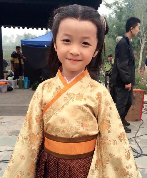 嬴稷—石悦安鑫如今的郝怡霖,已经是大姑娘,出落得楚楚动人,经常会在