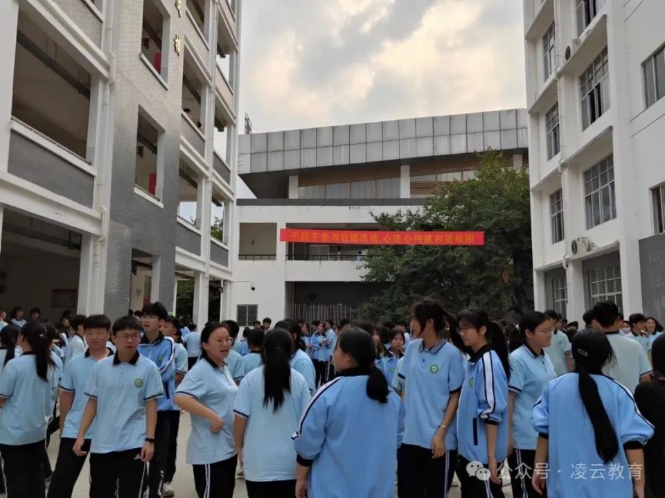 社彩缤纷团聚青春凌云县中学举行高一年级社团招新活动