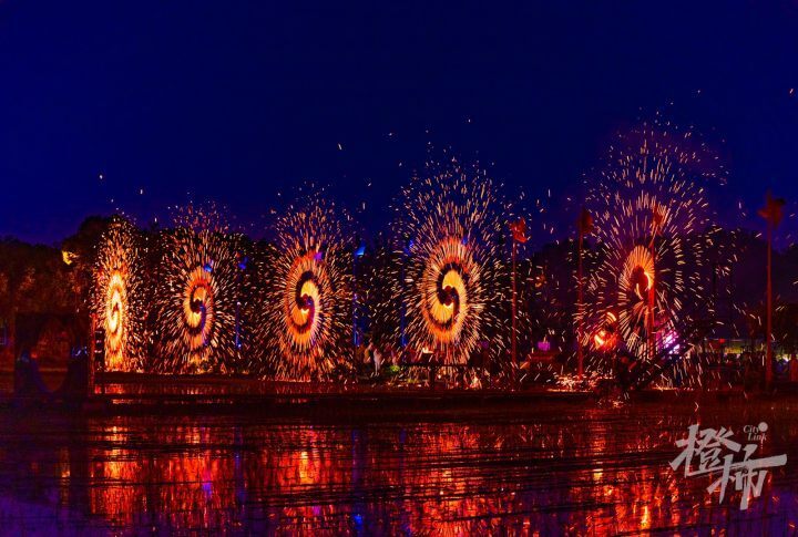 这还没完,接下来一排"风火轮"上场,只见火星上下翻飞,左右转动,散若