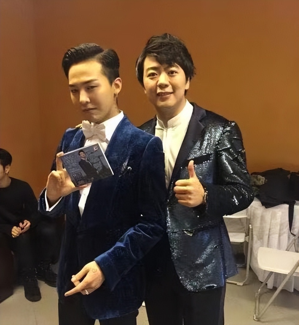 郎朗也和权志龙合影过.成龙也和成员之一的李胜利合影过.